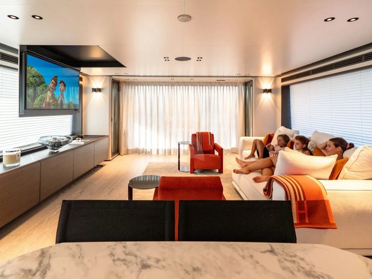 AT ONE Ferretti Custom Line Navetta 30 - TV lounge AT ONE Ferretti Custom Line Navetta 30 - TV lounge