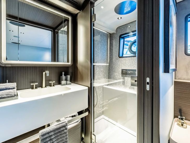 AT ONE Ferretti Custom Line Navetta 30 - VIP cabin 1 bathroom AT ONE Ferretti Custom Line Navetta 30 - VIP cabin 1 bathroom