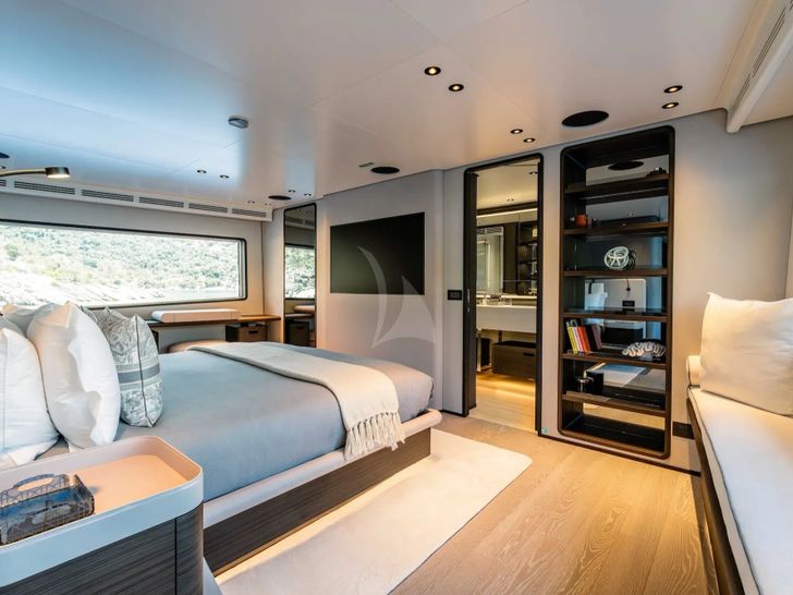 AT ONE Ferretti Custom Line Navetta 30 - master cabin AT ONE Ferretti Custom Line Navetta 30 - master cabin