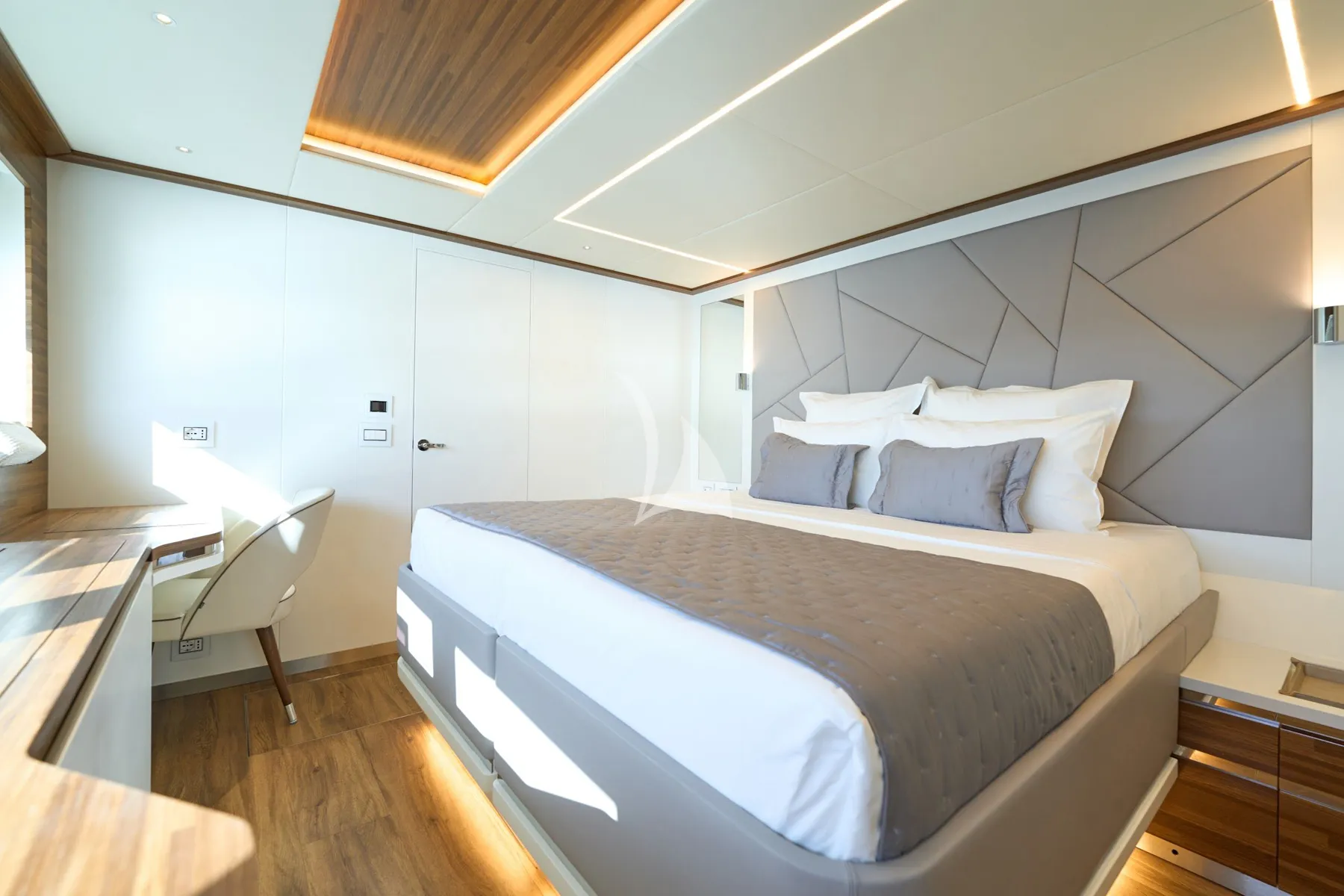 Charter Yacht ATRAVERSIA - VisionF E-Cat 80 - 4 Cabins - Cannes - St Tropez - Nice - Antibes - French Riviera