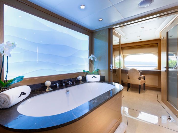 AUDACES - Sunrise Yacht 147,master cabin bath tub AUDACES - Sunrise Yacht 147,master cabin bath tub
