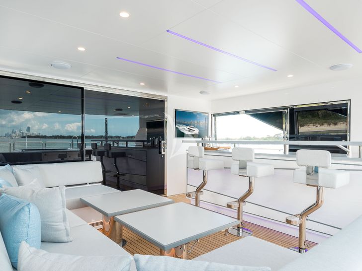 AURA Horizon 90 aft alfresco dining area with a minibar AURA Horizon 90 aft alfresco dining area with a minibar