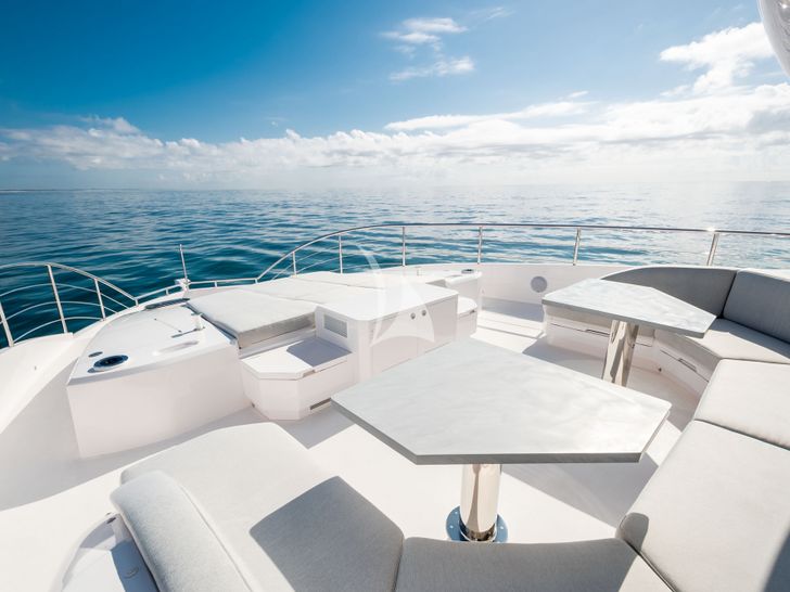 AURA Horizon 90 foredeck AURA Horizon 90 foredeck