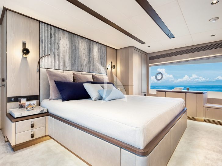 AURA Horizon 90 master cabin bed AURA Horizon 90 master cabin bed