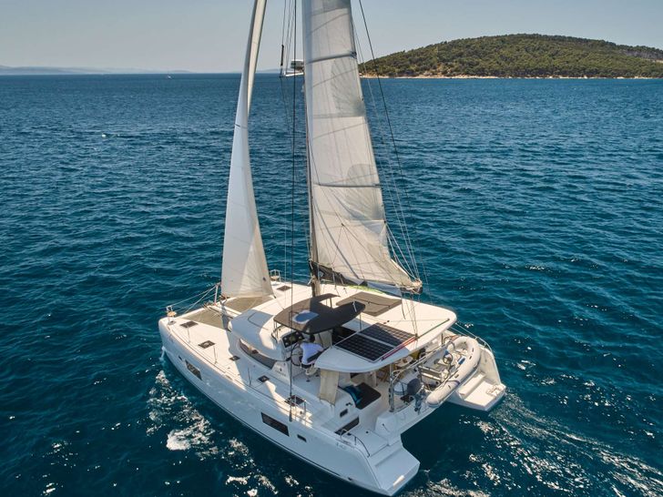 AURA Lagoon 42 foredeck AURA Lagoon 42 foredeck