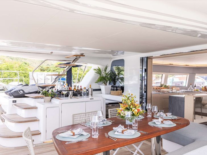 AURA Lagoon 65 - aft deck dining AURA Lagoon 65 - aft deck dining