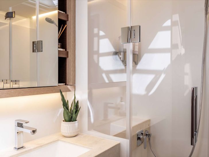 AURA Lagoon 65 - VIP cabin 2 bathroom AURA Lagoon 65 - VIP cabin 2 bathroom
