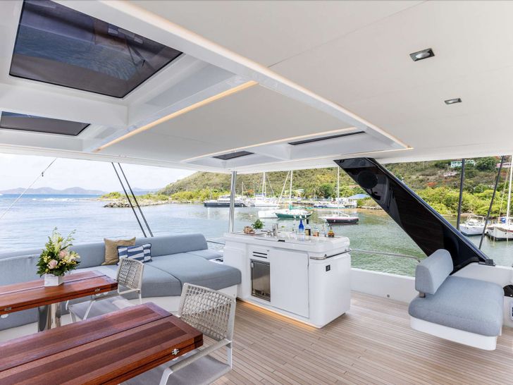 AURA Lagoon 65 - flybridge seating AURA Lagoon 65 - flybridge seating