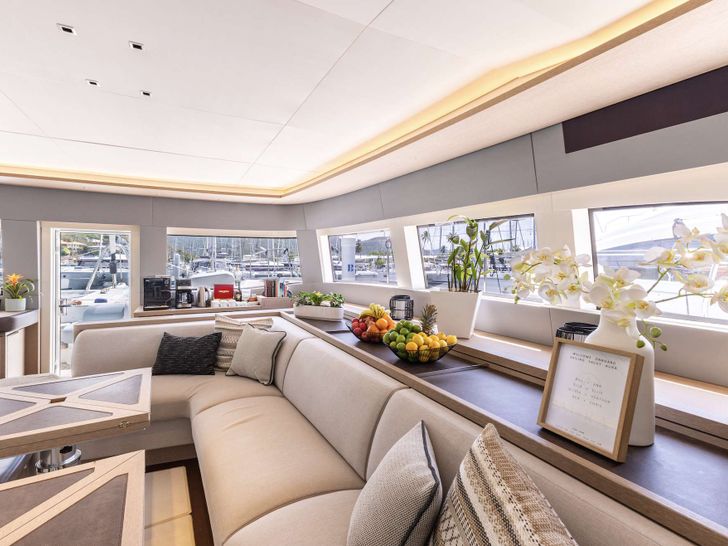 AURA Lagoon 65 - saloon AURA Lagoon 65 - saloon
