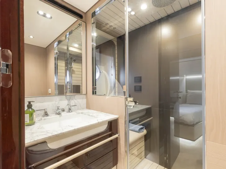 AURA Azimut Grande 27m - VIP cabin 1 bathroom AURA Azimut Grande 27m - VIP cabin 1 bathroom