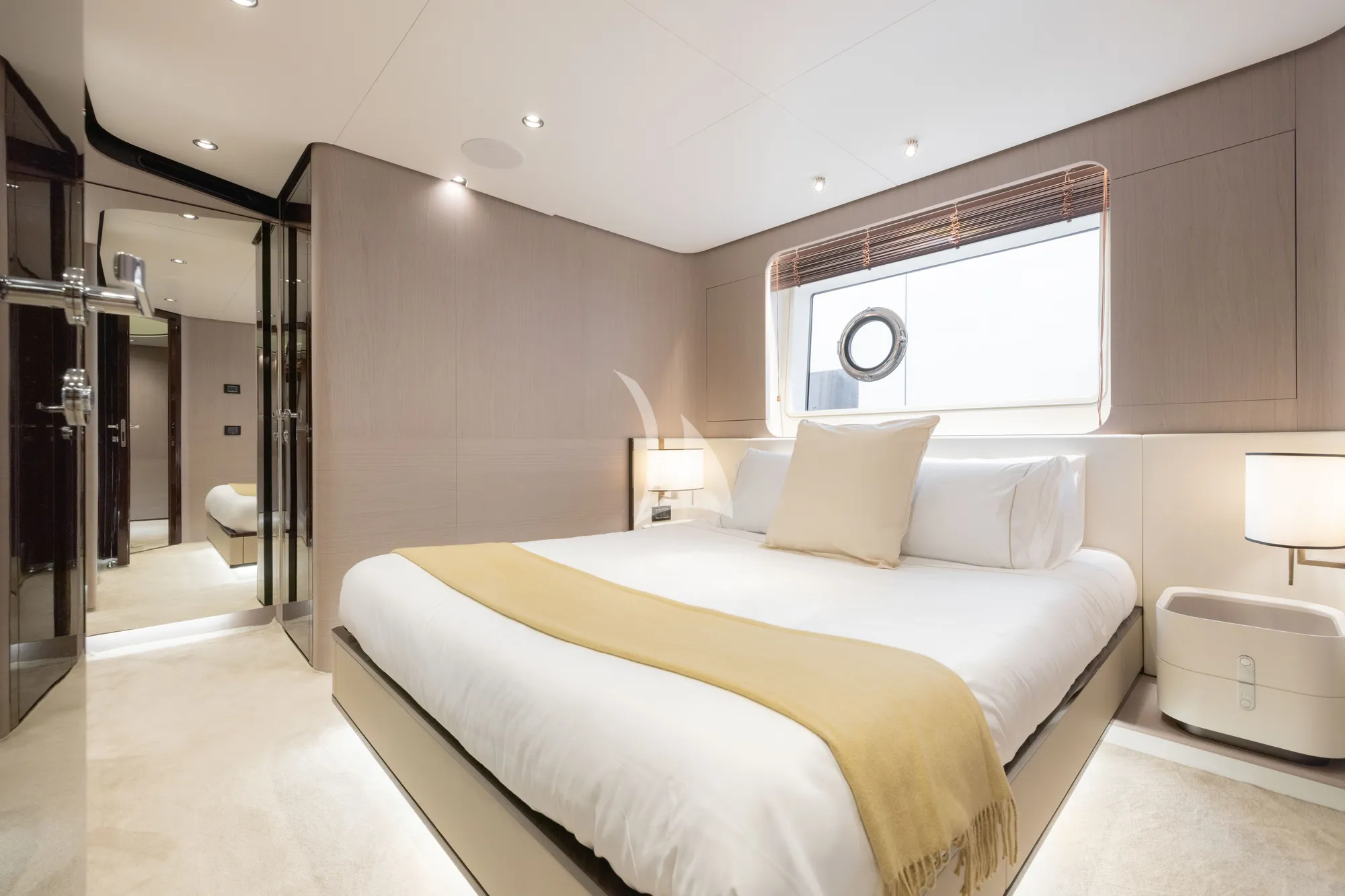 AURA Azimut Grande 27m - VIP cabin 1