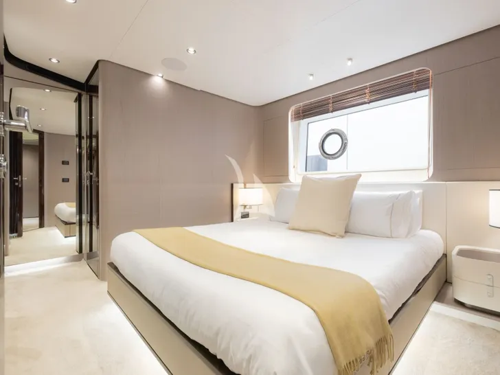 AURA Azimut Grande 27m - VIP cabin 1 AURA Azimut Grande 27m - VIP cabin 1