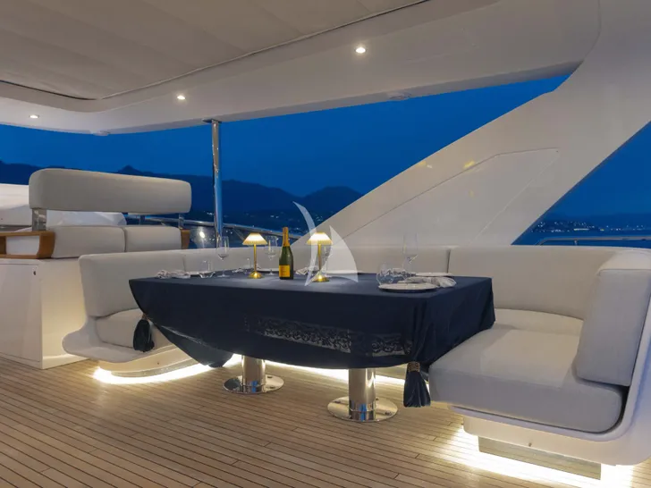 AURA Azimut Grande 27m - flybridge dining lounge AURA Azimut Grande 27m - flybridge dining lounge
