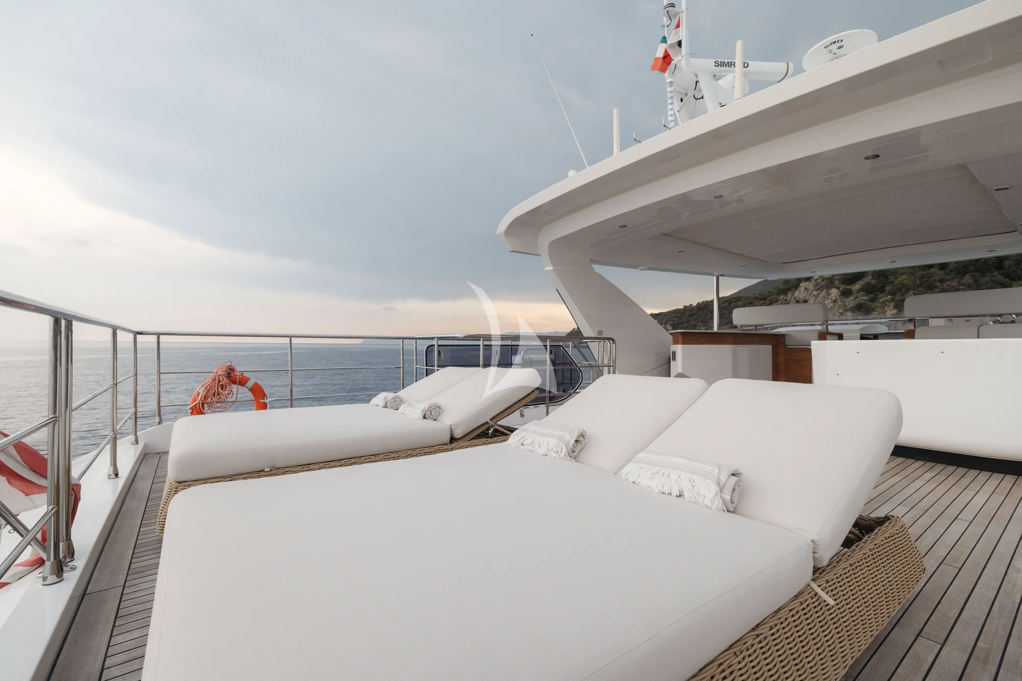 AURA Azimut Grande 27m - flybridge sunbathing area