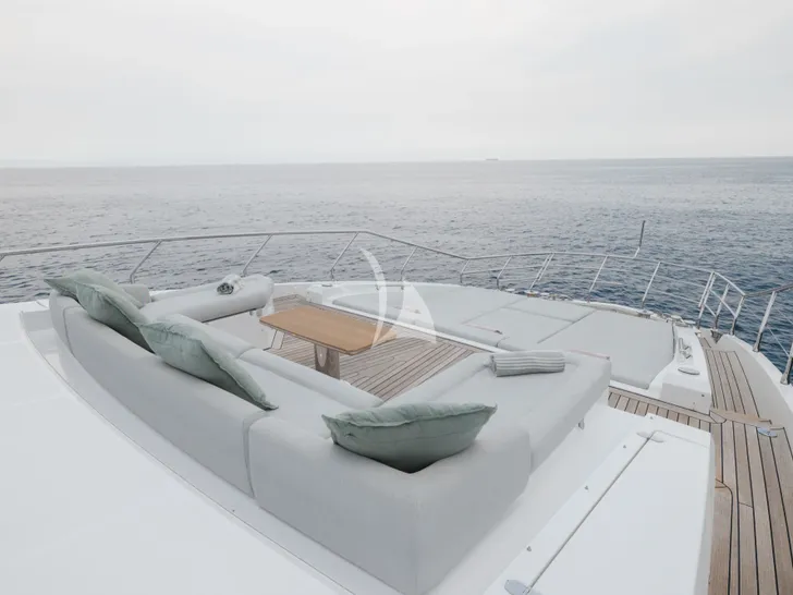 AURA Azimut Grande 27m - foredeck lounge and sunbathing area AURA Azimut Grande 27m - foredeck lounge and sunbathing area