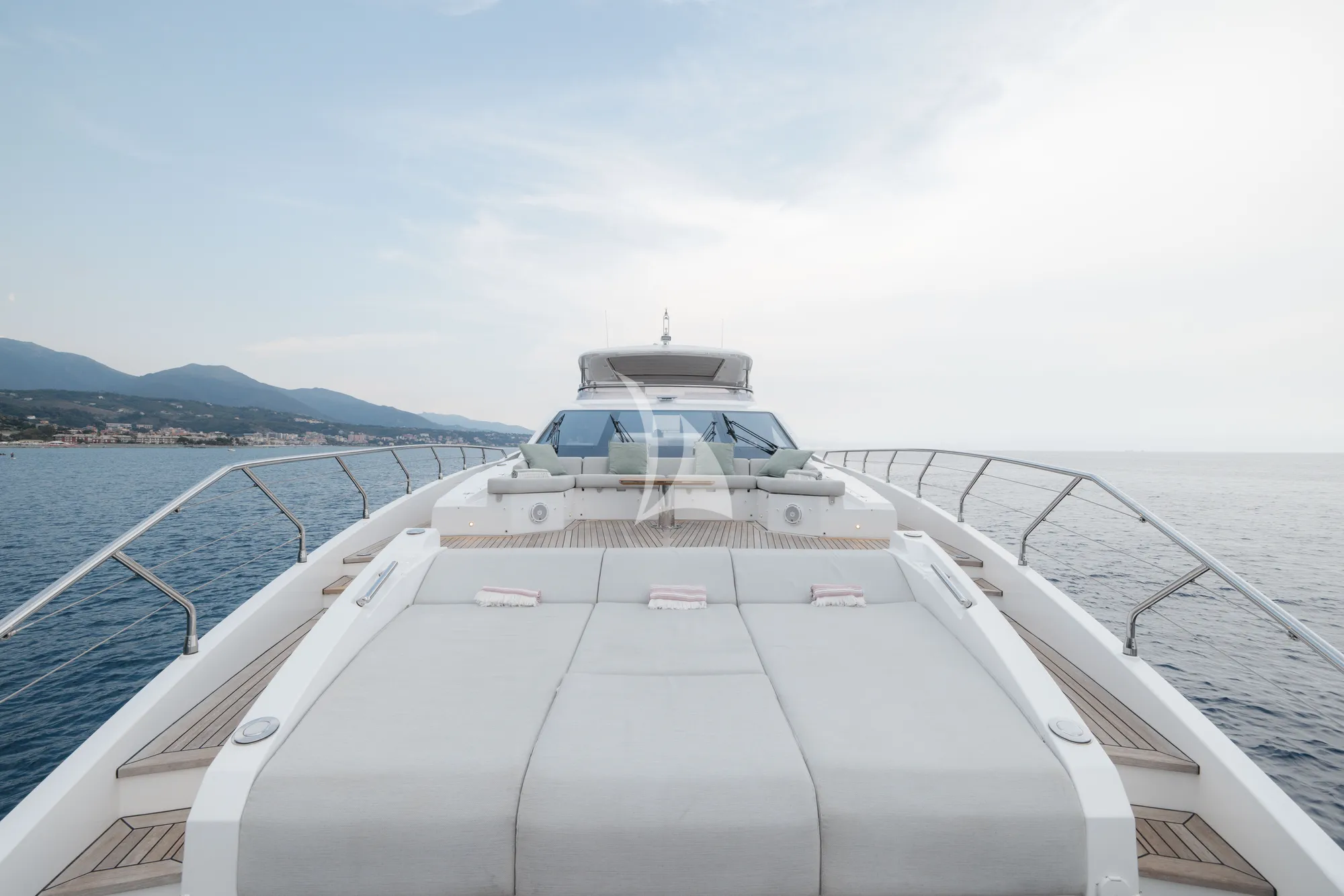 AURA Azimut Grande 27m - foredeck