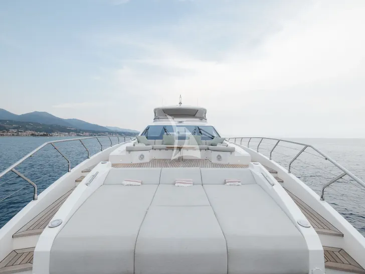 AURA Azimut Grande 27m - foredeck AURA Azimut Grande 27m - foredeck