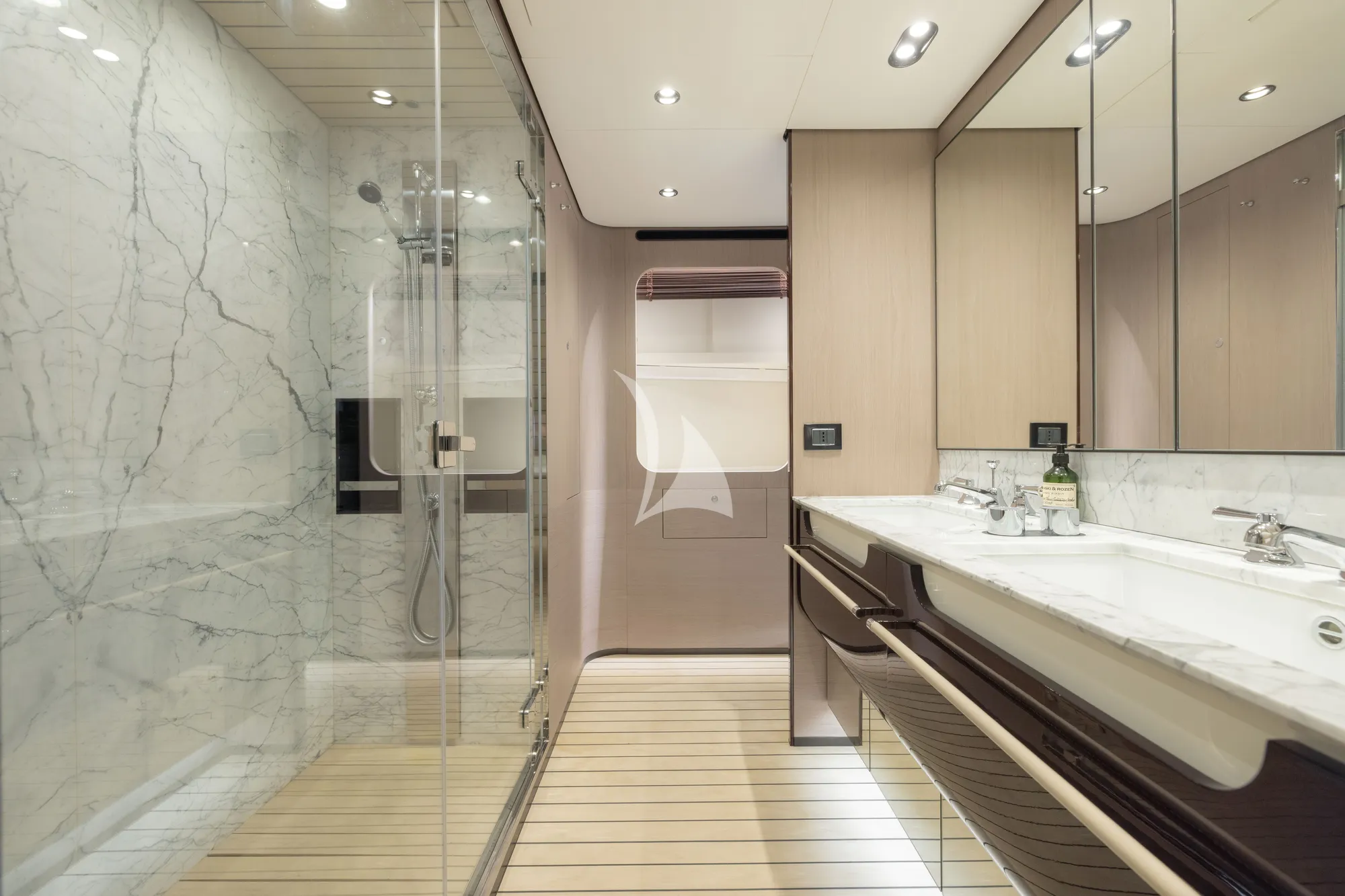 AURA Azimut Grande 27m - master cabin bathroom