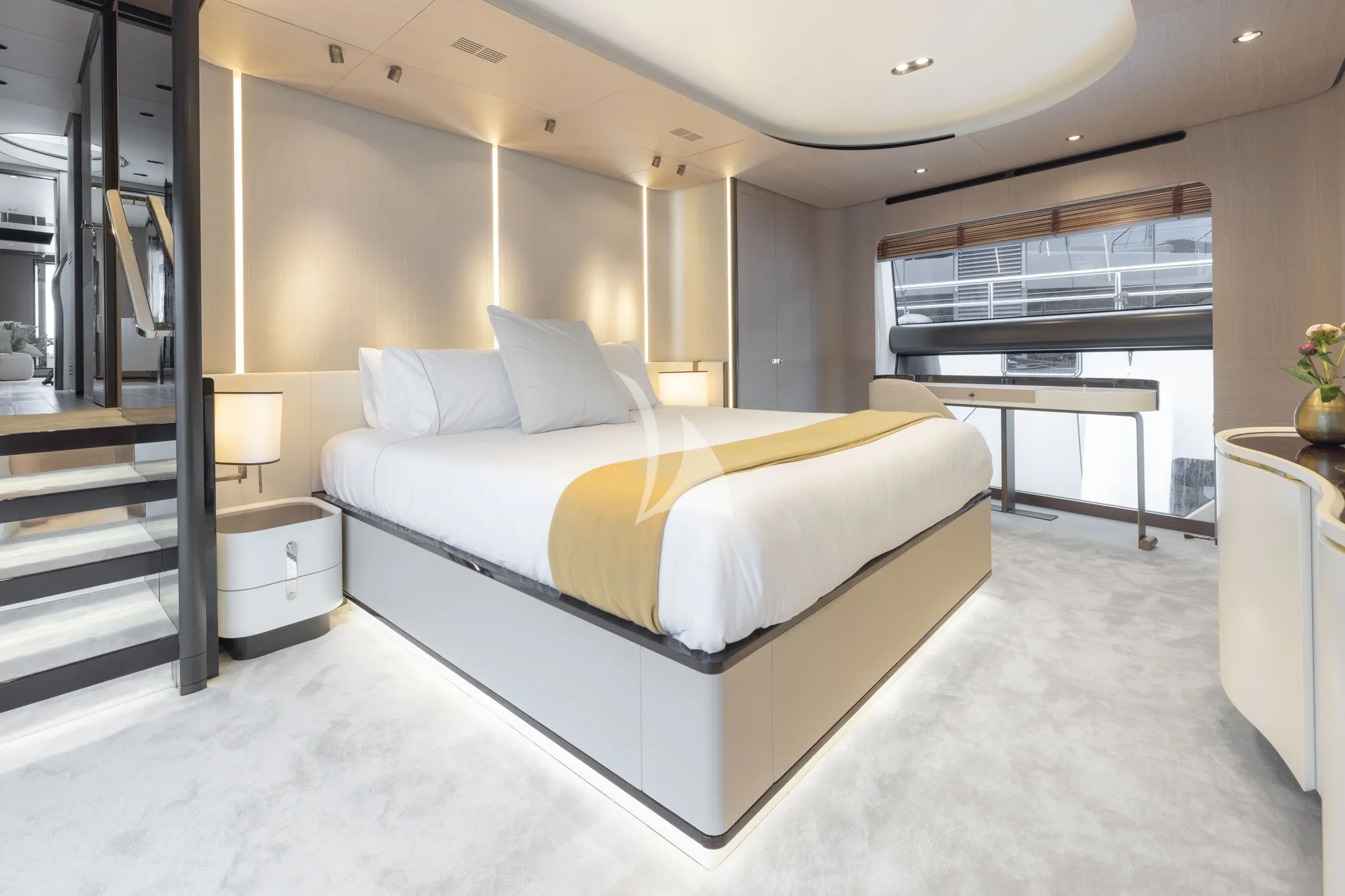 AURA Azimut Grande 27m - master cabin