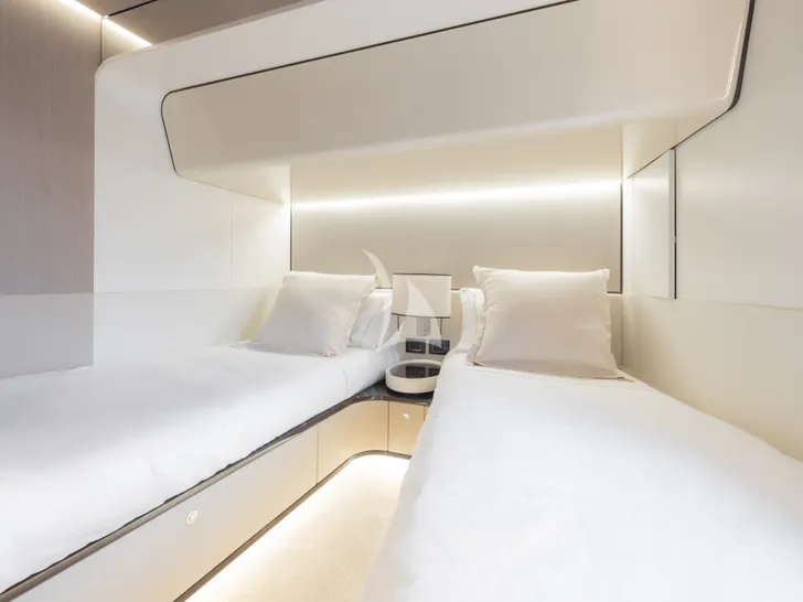AURA Azimut Grande 27m - twin cabin AURA Azimut Grande 27m - twin cabin