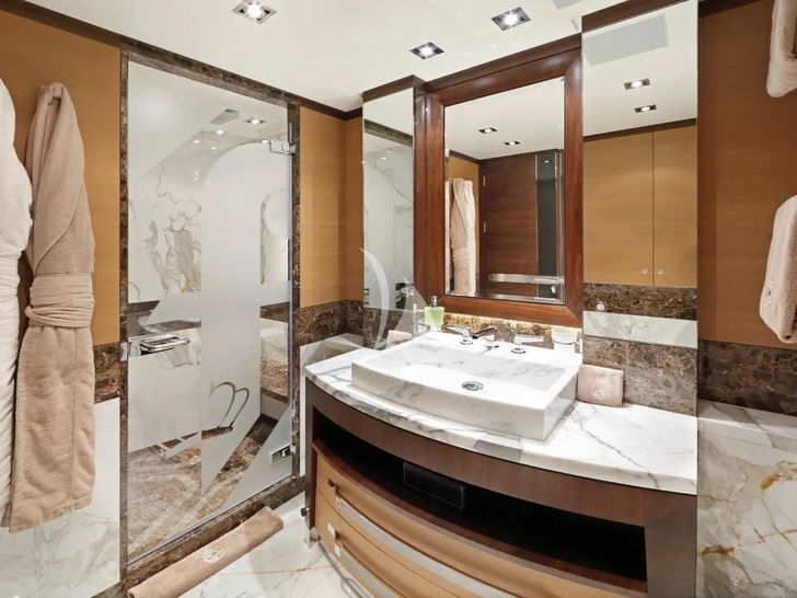 AURELIA Heesen 3700 - VIP cabin 1 bathroom AURELIA Heesen 3700 - VIP cabin 1 bathroom