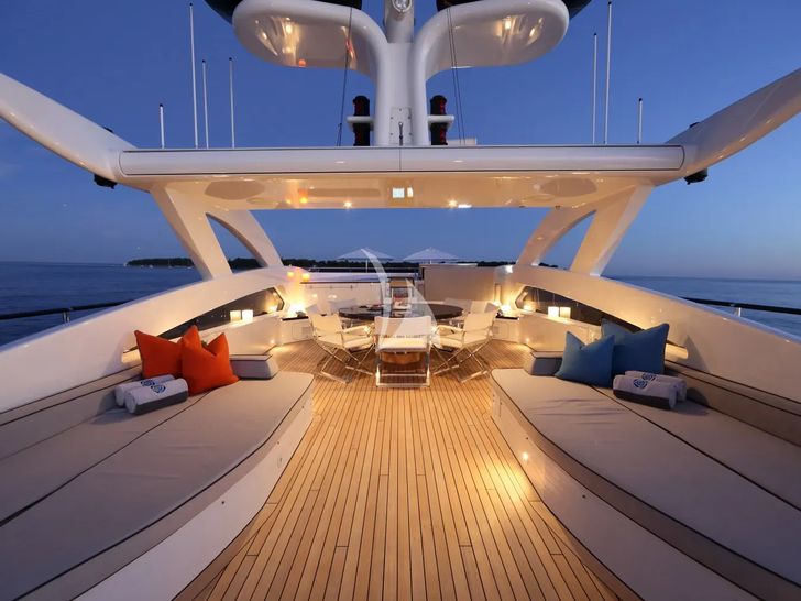 AURELIA Heesen 3700 - flybridge at night AURELIA Heesen 3700 - flybridge at night