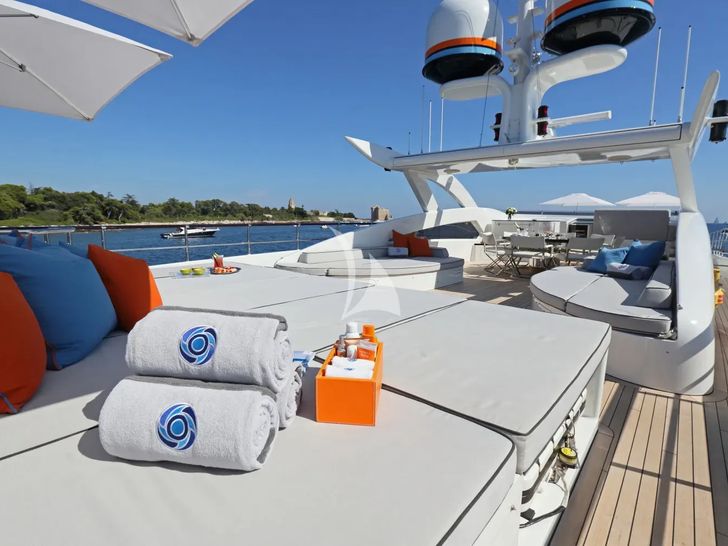 AURELIA Heesen 3700 - flybridge bronzing area AURELIA Heesen 3700 - flybridge bronzing area