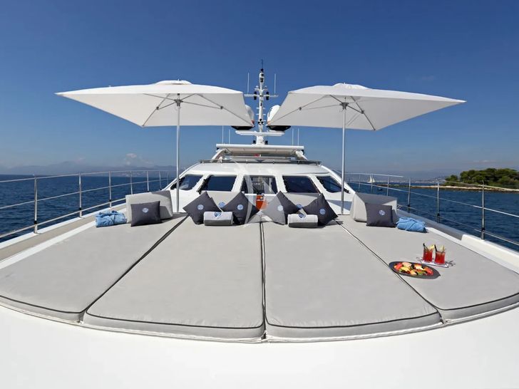 AURELIA Heesen 3700 - foredeck bronzing area AURELIA Heesen 3700 - foredeck bronzing area