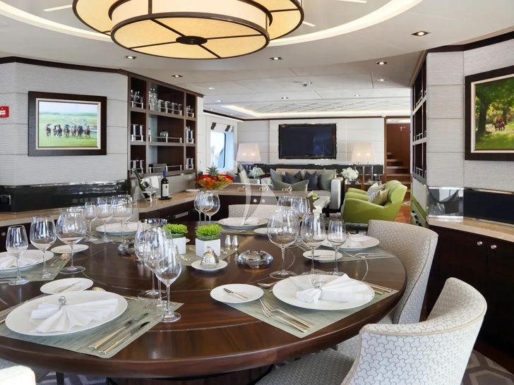 AURELIA Heesen 3700 - indoor dining set up AURELIA Heesen 3700 - indoor dining set up