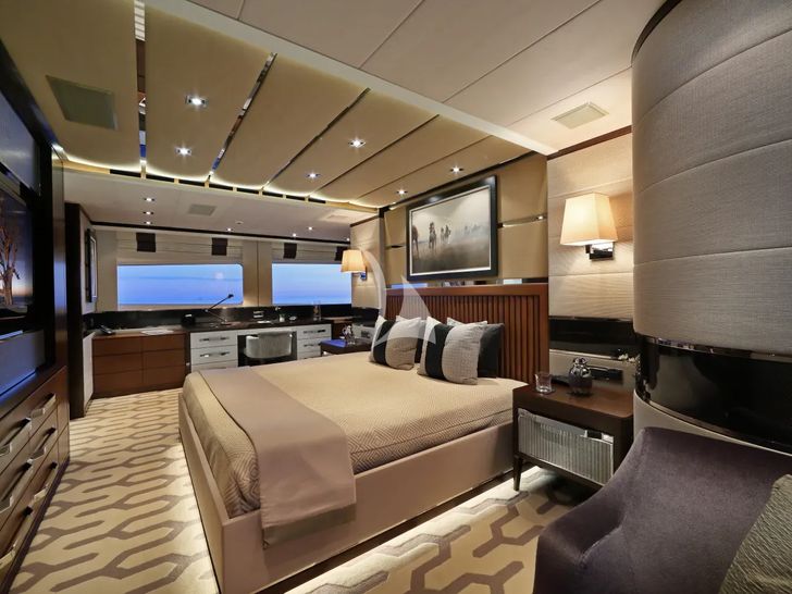 AURELIA Heesen 3700 - master cabin bed and TV AURELIA Heesen 3700 - master cabin bed and TV