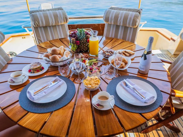 AURIANE Broward Marine 30m - alfresco dining set up AURIANE Broward Marine 30m - alfresco dining set up