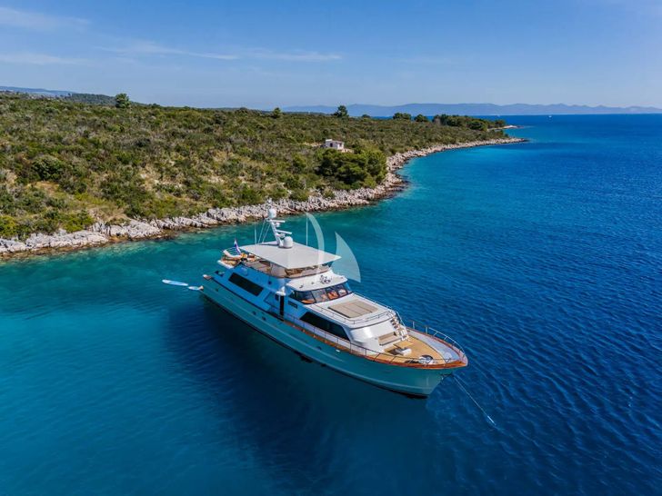 AURIANE Broward Marine 30m - anchored near an island AURIANE Broward Marine 30m - anchored near an island