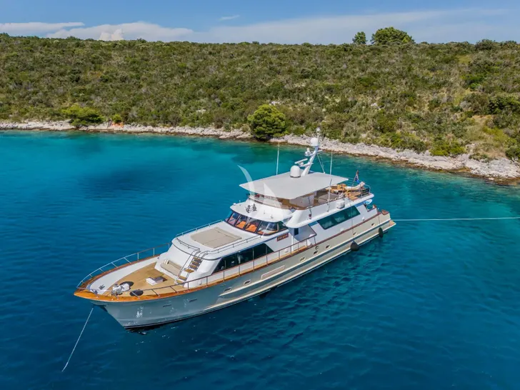 AURIANE Broward Marine 30m - anchored AURIANE Broward Marine 30m - anchored