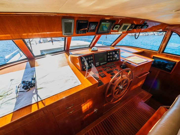 AURIANE Broward Marine 30m - cockpit AURIANE Broward Marine 30m - cockpit