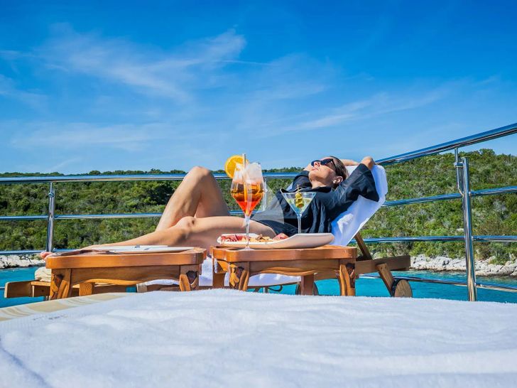 AURIANE Broward Marine 30m - guest bronzing AURIANE Broward Marine 30m - guest bronzing