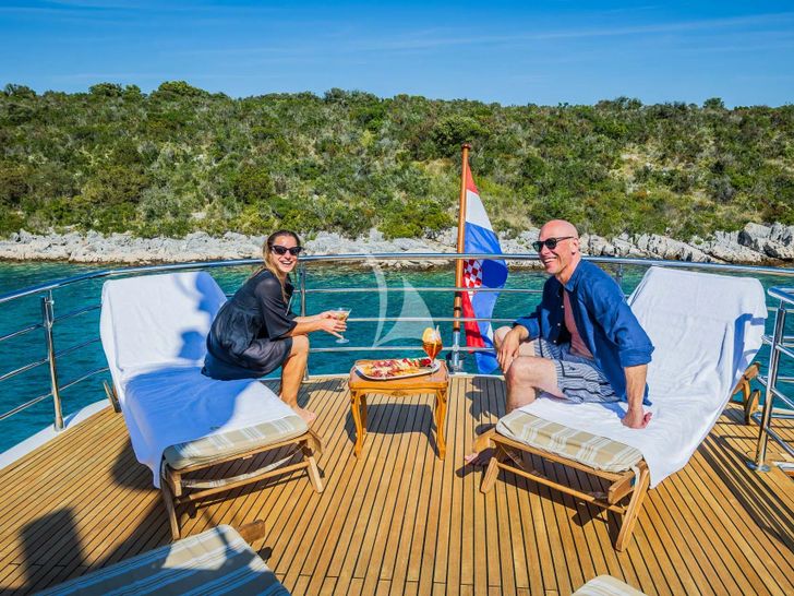 AURIANE Broward Marine 30m - guests lounging AURIANE Broward Marine 30m - guests lounging