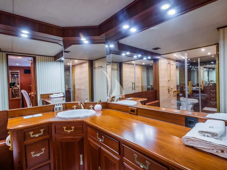 AURIANE Broward Marine 30m - master cabin bathroom lavatory AURIANE Broward Marine 30m - master cabin bathroom lavatory