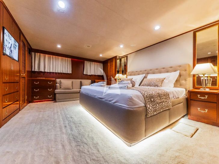 AURIANE Broward Marine 30m - master cabin bed and TV AURIANE Broward Marine 30m - master cabin bed and TV