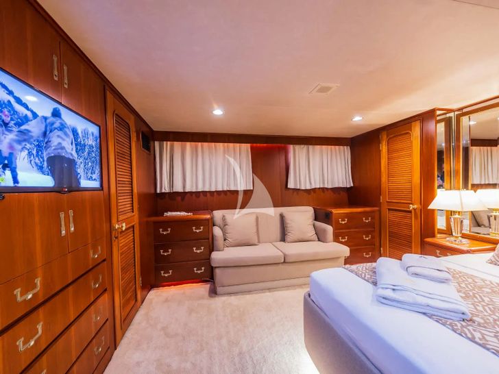 AURIANE Broward Marine 30m - master cabin seating and TV AURIANE Broward Marine 30m - master cabin seating and TV