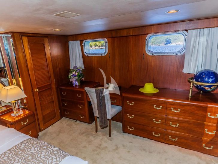 AURIANE Broward Marine 30m - master cabin vanity area AURIANE Broward Marine 30m - master cabin vanity area