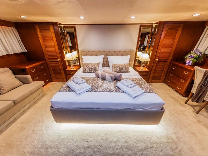 AURIANE Broward Marine 30m - master cabin AURIANE Broward Marine 30m - master cabin