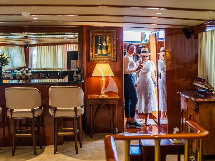 AURIANE Broward Marine 30m - saloon entrance AURIANE Broward Marine 30m - saloon entrance