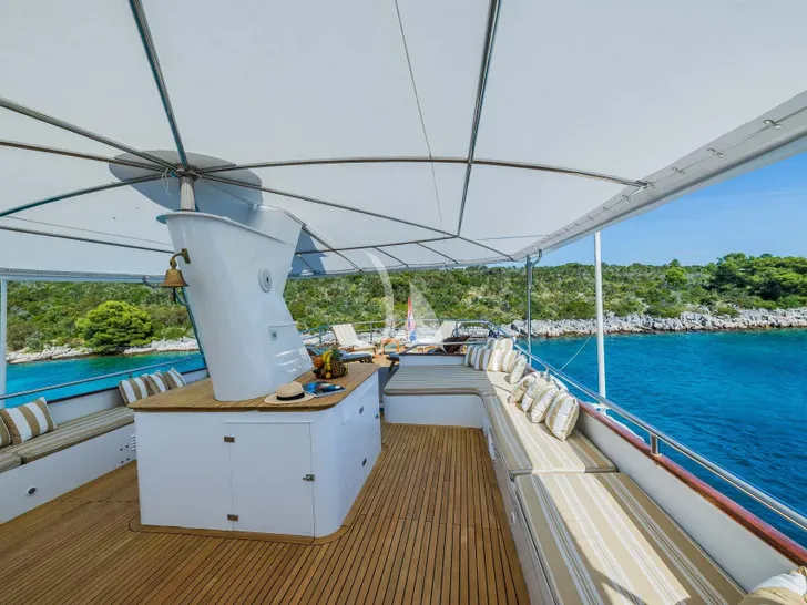 AURIANE Broward Marine 30m - sun deck bar AURIANE Broward Marine 30m - sun deck bar