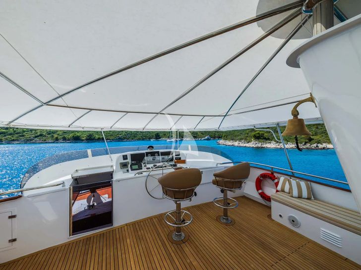 AURIANE Broward Marine 30m - sun deck helm AURIANE Broward Marine 30m - sun deck helm