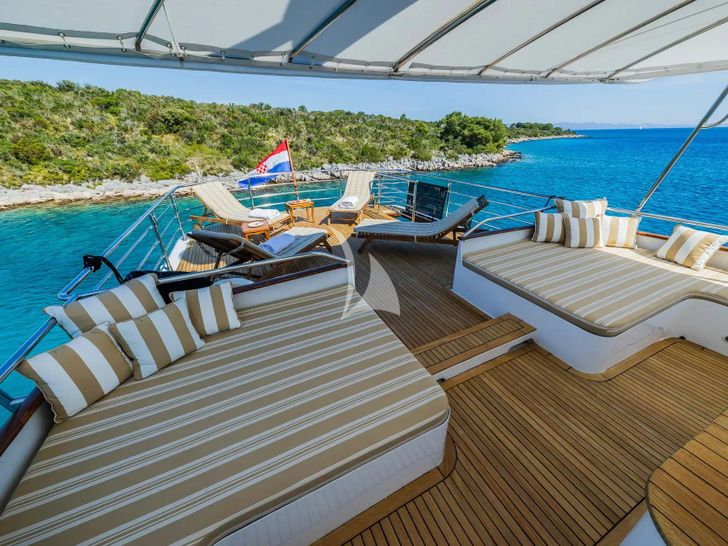 AURIANE Broward Marine 30m - sun deck seating and sun beds AURIANE Broward Marine 30m - sun deck seating and sun beds