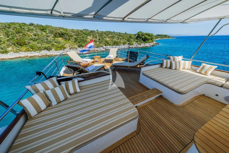 Charter Yacht AURIANE - Broward Marine 30m - 3 Cabins - Split - Dubrovnik - Sibenik - Hvar - Croatia