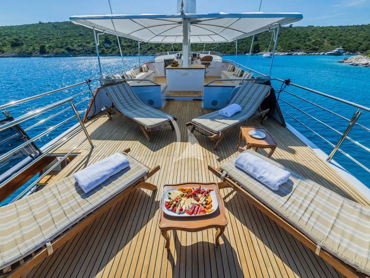 AURIANE Broward Marine 30m - sun deck AURIANE Broward Marine 30m - sun deck