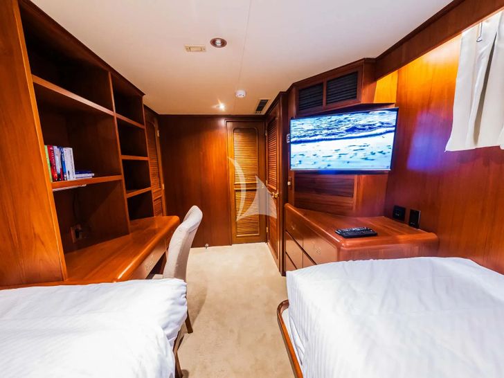 AURIANE Broward Marine 30m - twin cabin work station and TV AURIANE Broward Marine 30m - twin cabin work station and TV