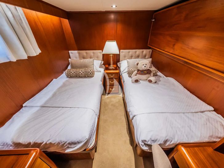 AURIANE Broward Marine 30m - twin cabin AURIANE Broward Marine 30m - twin cabin