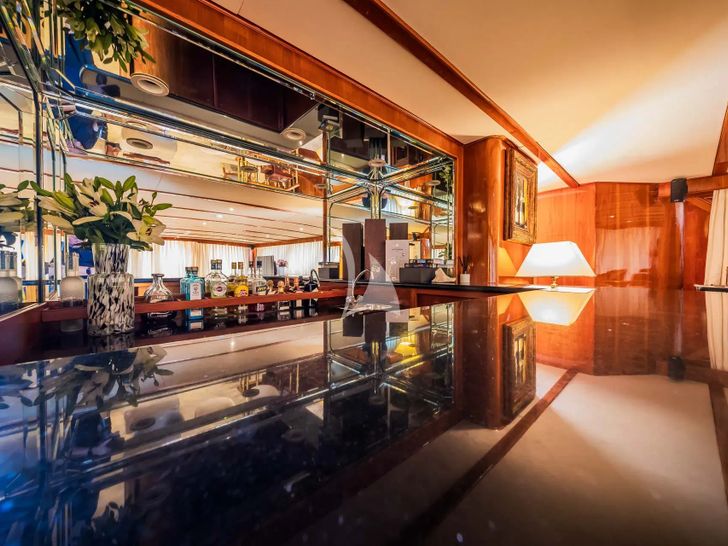 AURIANE Broward Marine 30m - well stocked bar AURIANE Broward Marine 30m - well stocked bar